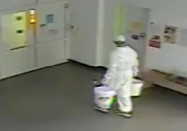 Трима са задържани, след като мъж нахлу и заля с фекалии служител на общината в Димитровград