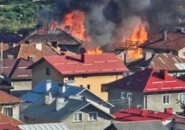 3 къщи и 7 стопански сгради изгоряха при пожар в Сърница