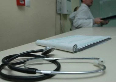 Личните лекари и лекарите специалисти искат потребителската такса да се