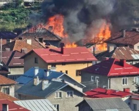 3 къщи и 7 стопански сгради изгоряха при пожар в Сърница
