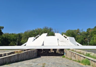 На 3 и 4 септември тя ще отвори врати  като пловдивчани и гости на града ще имат възможност да посетят мемориалния комплекс и да чуят любопитни факти за него  осмисляйки неговото значение през призмата на историята  архитектурата и пластичното изкуство Събитието се организира от район  Западен Входът