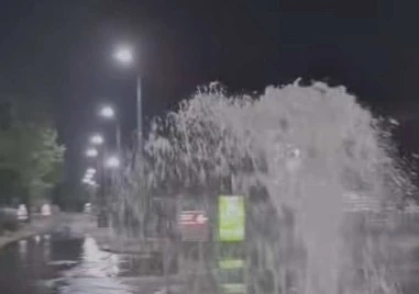 Голяма авария до УМБАЛ Свети Георги, извира вода от счупен кран ВИДЕО