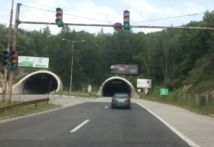 Катастрофа затруднява движението по АМ Тракия след тунела към София