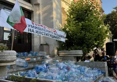 Плевенчани отново затрупаха входа на Общината с празни туби и бутилки заради безводието