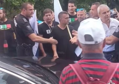 Две от парламентарните партии у нас – Възраждане и Величие