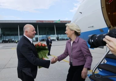 Урсула фон дер Лайен кацна на летище Пловдив