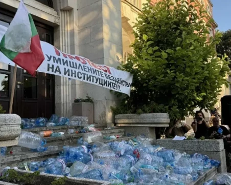 Плевенчани отново затрупаха входа на Общината с празни туби и бутилки заради безводието