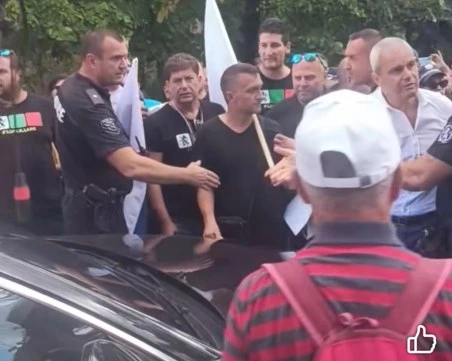 Протестиращ е задържан по време на демонстрация пред портала на ВМЗ-Сопот