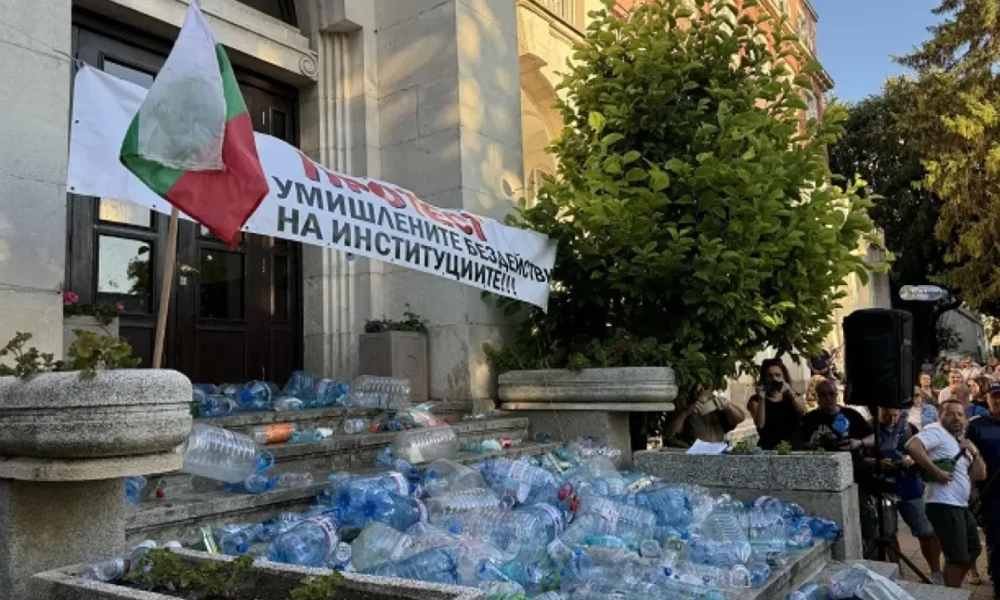 Плевенчани отново затрупаха входа на Общината с празни туби и бутилки заради безводието