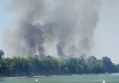 4 екипа огнеборци се борят с пожар на Гребната в Пловдив