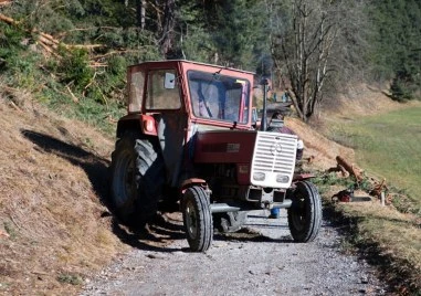 77 годишен тракторист е загинал при самокатастрофа в крайпътна нива в