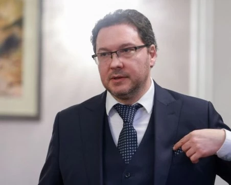 Митов за инцидента със самолета на Фон дер Лайен: Не става въпрос за кибератака
