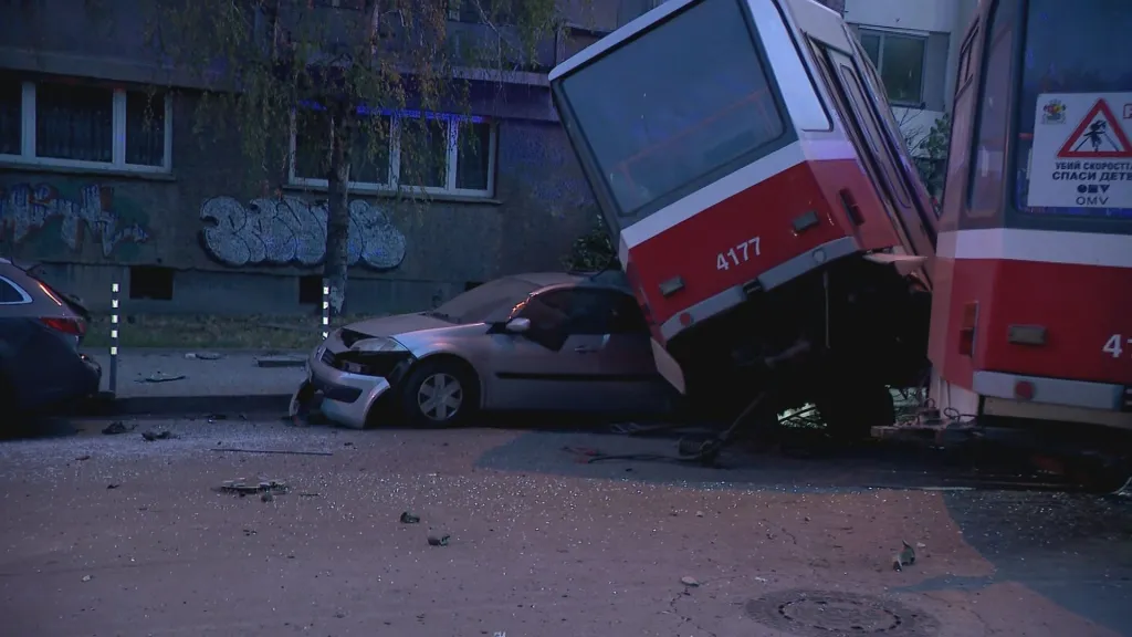 Трамвай по линия 22 дерайлира в София и се удари