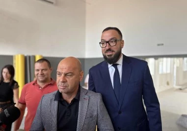 Кметът Костадин Димитров и вицето му по образование Владимир Темелков