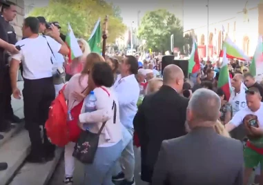 Демонстранти  опитаха неуспешно да пробият кордона от полицаи около сградата