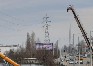 Заради опасно селфи: Установиха децата, качили се на строителен кран в София
