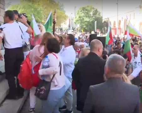 Протестиращи опитаха да нахлуят в сградата на НС, кордон от полицаи ги спря