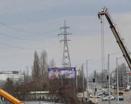 Заради опасно селфи: Установиха децата, качили се на строителен кран в София