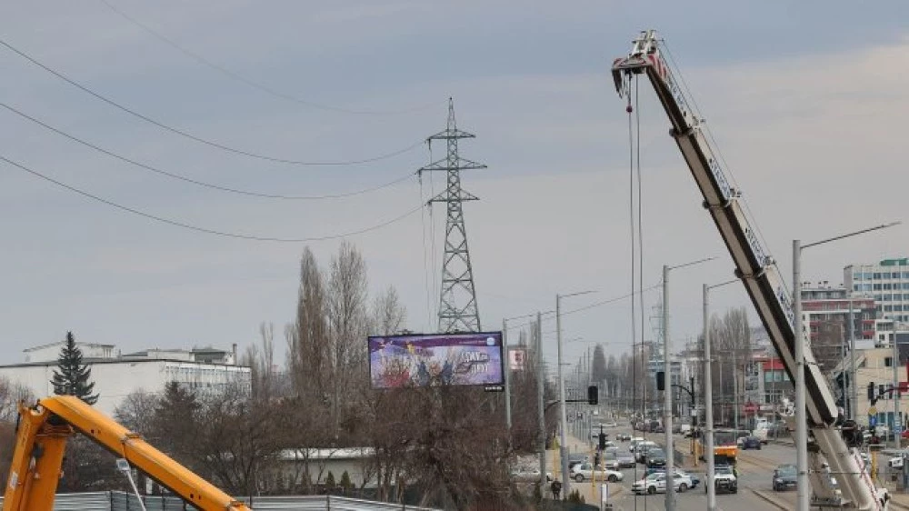 Заради опасно селфи: Установиха децата, качили се на строителен кран в София