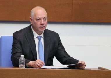 Изслушаха Росен Желязков заради проблема със самолета на Фон дер Лайен
