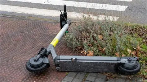 Мъж с електрическа тротинетка е пострадал от удар с лек