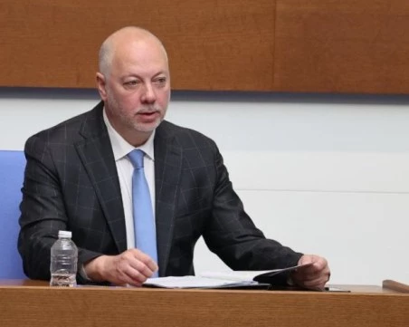 Изслушаха Росен Желязков заради проблема със самолета на Фон дер Лайен