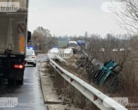 Затварят движението край Пловдив заради катастрофа между автомобил и тир