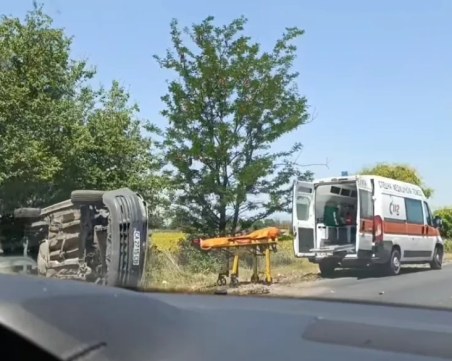 Затварят движението край Пловдив заради катастрофа между автомобил и тир