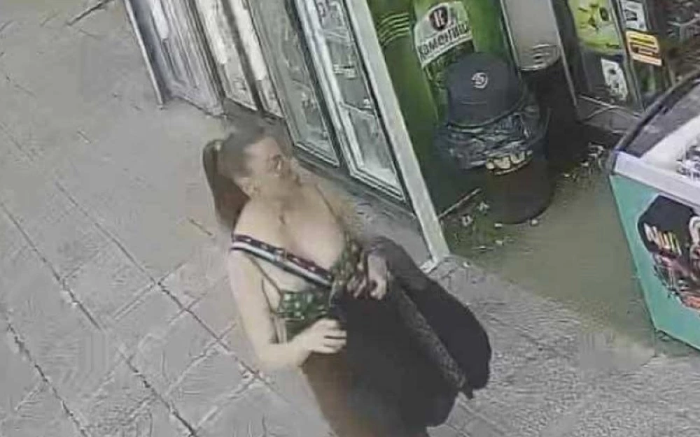 Нагла кражба от магазин в Кючука! Жена отмъкна скъпо уиски ВИДЕО