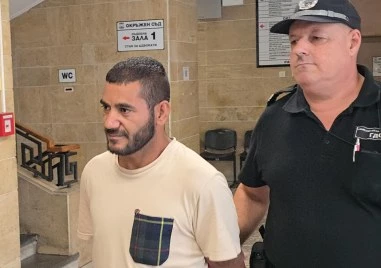 Доведоха с белезници в съда усмихнатия Васил, обвинен за грабеж от казино в Белозем