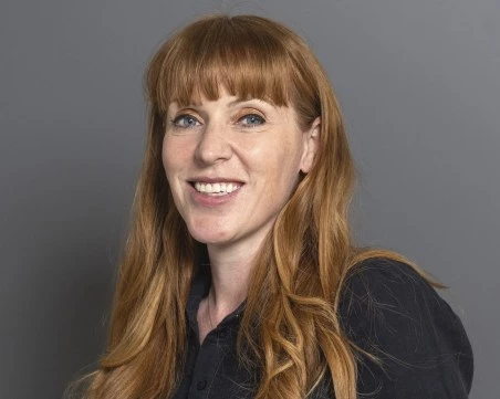 Британският вицепремиер Анджела Рейнър хвърли оставка