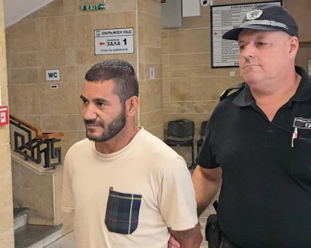 Доведоха с белезници в съда усмихнатия Васил, обвинен за грабеж от казино в Белозем