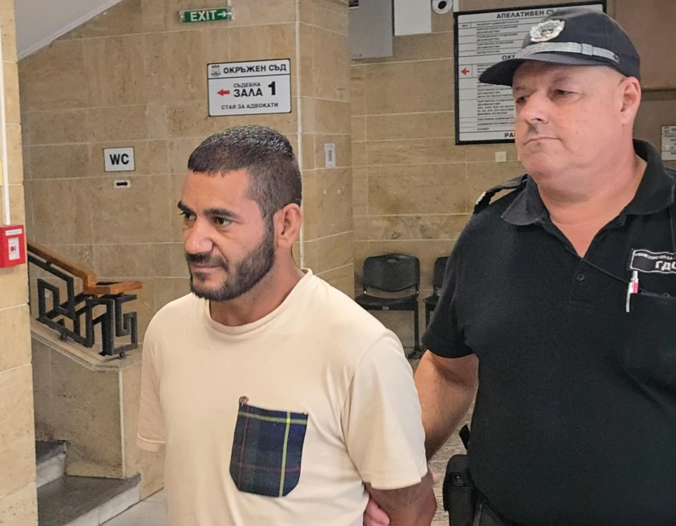 Доведоха с белезници в съда усмихнатия Васил, обвинен за грабеж от казино в Белозем