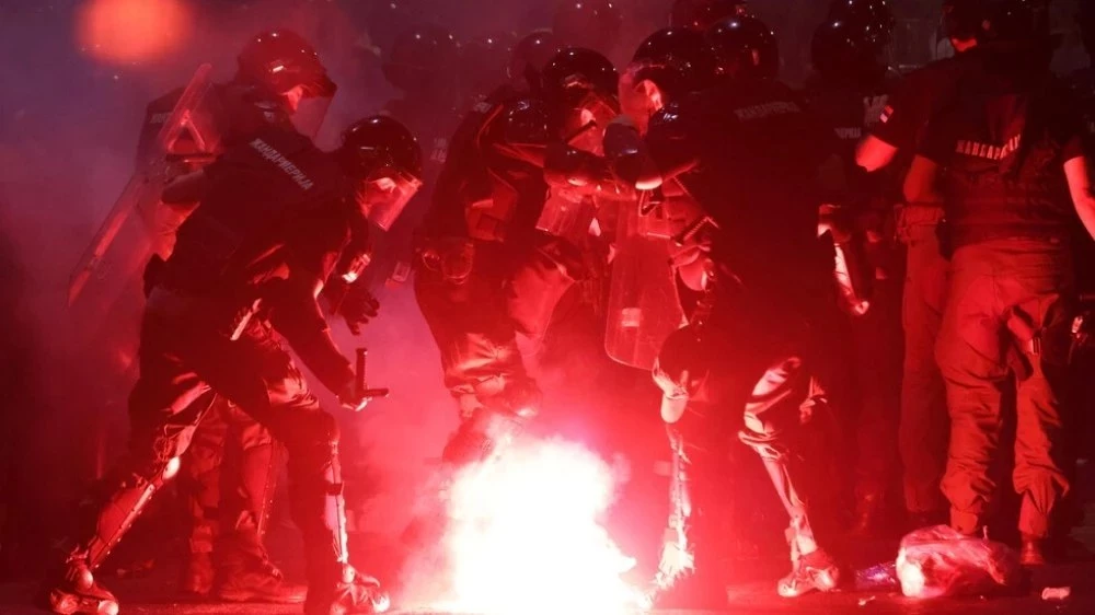 11 ранени полицаи и арести при антиправителствени протести в Нови Сад