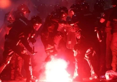 11 ранени полицаи и арести при антиправителствени протести в Нови Сад