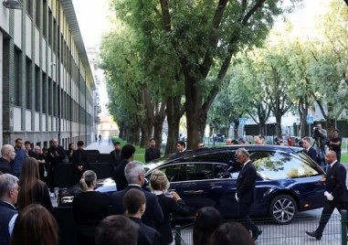 Хиляди се стичат в Милано за поклонението пред легендарния моден