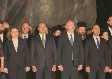 Заря проверка озари небето над Пловдив по повод честването на 140