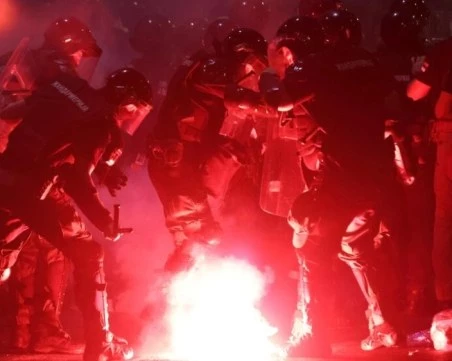 11 ранени полицаи и арести при антиправителствени протести в Нови Сад