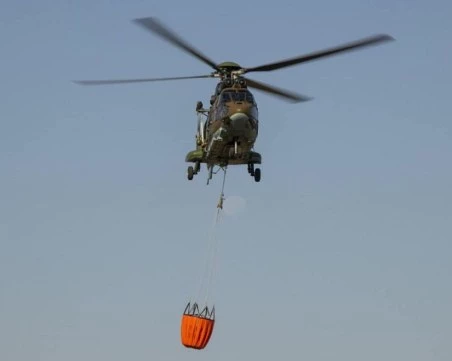 Хеликоптер Ми-17 се включва да гаси огнената стихия в Национален парк 