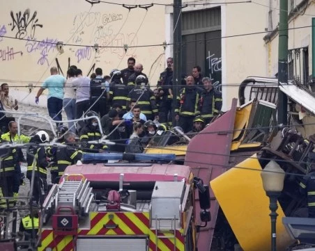 Мамо, да не се качваме: Момиченце спаси себе си и майка си от трагедията с трамвая в Лисабон