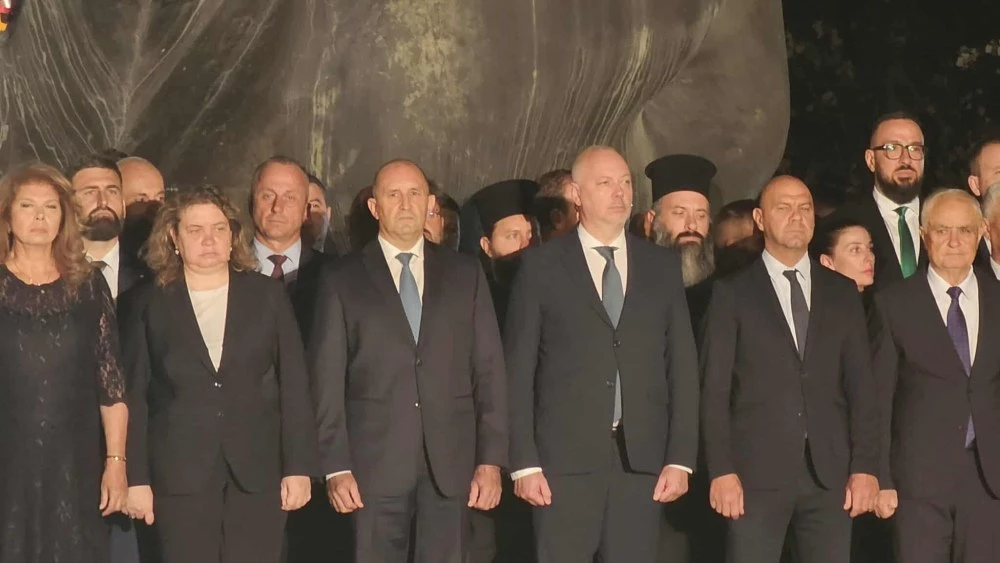 Заря-проверка озари небето над Пловдив по повод честването на 140