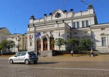 Ремонтират основно старата сграда на парламента