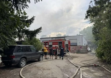 Запали се автосервиз в квартал Свобода в София Сигналът е