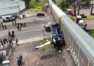 Автобус и влак се удариха в Мексико, най-малко 10 са загинали