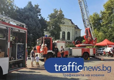 Гасят голям пожар пред Община Пловдив - три екипа огнеборци, АТВ и стълба са на място