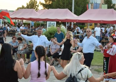 Хиляди празнуваха по площадите на Маноле и Крислово