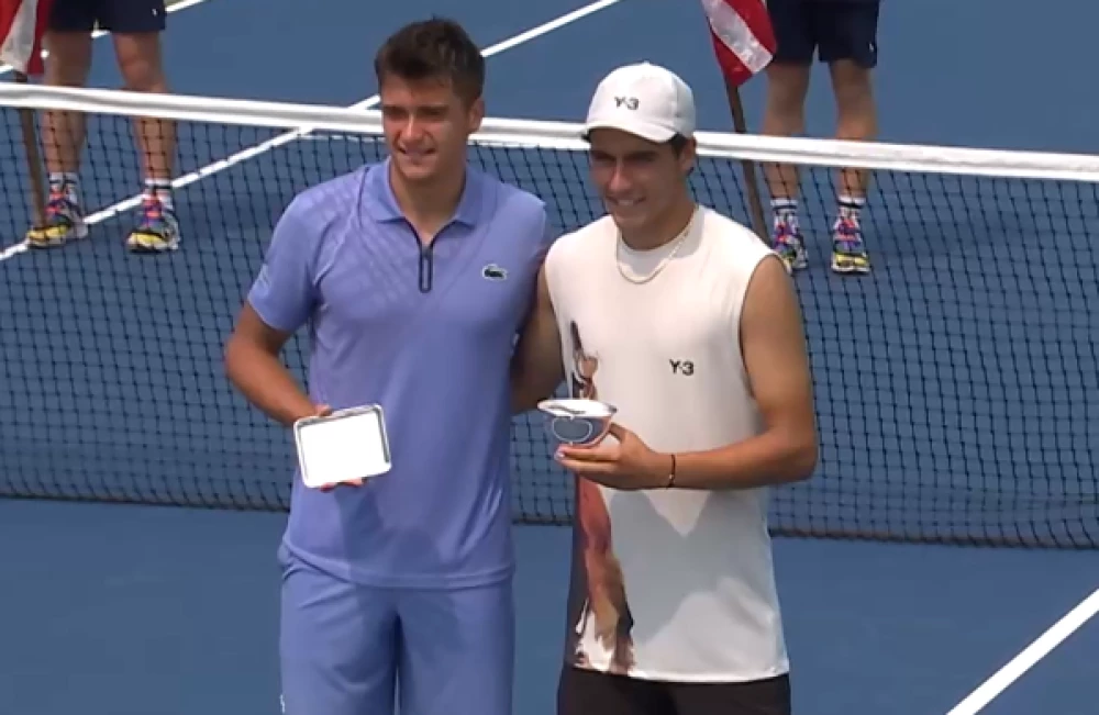 Младите български тенис звезди Иван Иванов и Александър Василев се