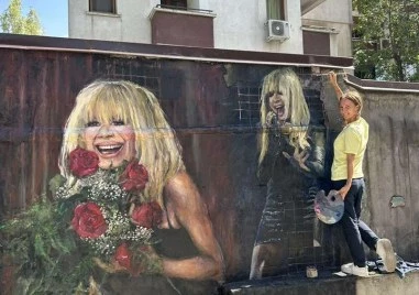 Тишината, която рисува – историята на глухонямо момиче, създало портрет на Лили Иванова, трогна България