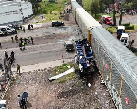 Автобус и влак се удариха в Мексико, най-малко 10 са загинали