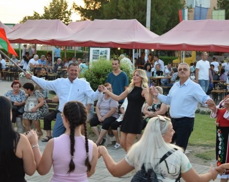 Хиляди празнуваха по площадите на Маноле и Крислово